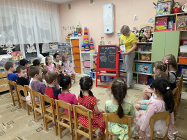 Дети сидят на стульчиках. воспитатель проводит беседу на тему "Помни имя свое" Дети сидят на стульчиках. воспитатель проводит беседу на тему "Помни имя свое".