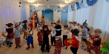 Дети танцуют в музыкальном зале Дети танцуют в музыкальном зале.
