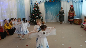 Девочки исполняют танец Девочки исполняют танец.